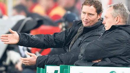 Gutes neues Jahr? Marcus Sorg (l.) muss seine Entlassung verarbeiten. Sein Assistent Christian Streich (r.) erbt das Amt. Foto: dapd