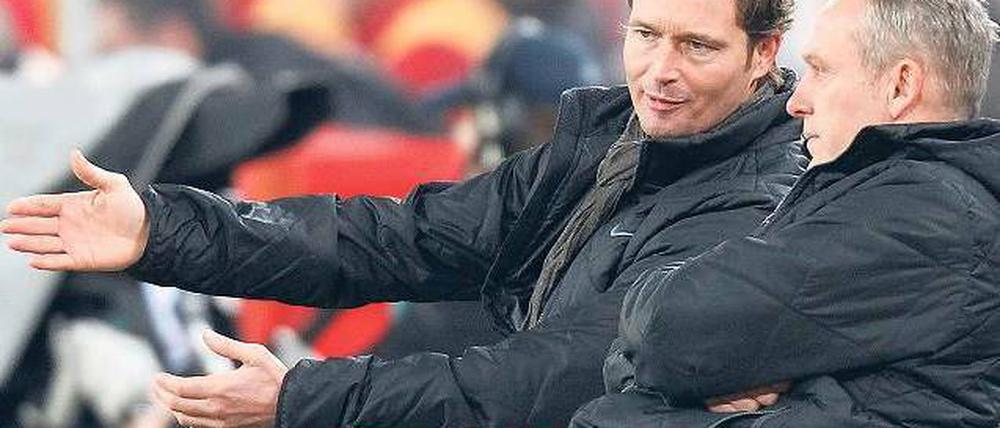 Gutes neues Jahr? Marcus Sorg (l.) muss seine Entlassung verarbeiten. Sein Assistent Christian Streich (r.) erbt das Amt. Foto: dapd