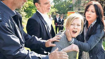 Nur noch schreien kann Annikas Mutter (Cornelia Köndgen, 2. v. r.), als die beiden Hauptkommissare Andreas Keppler (Martin Wuttke, 2. v. l.) und Eva Saalfeld (Simone Thomalla) sie zu ihrer toten Tochter führen. Foto: MDR