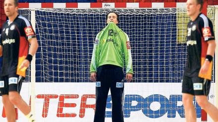 Zum Reinbeißen. Die deutsche Mannschaft um Torwart Silvio Heinevetter wusste sich nicht zu helfen. Foto: Reuters