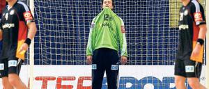 Zum Reinbeißen. Die deutsche Mannschaft um Torwart Silvio Heinevetter wusste sich nicht zu helfen. Foto: Reuters