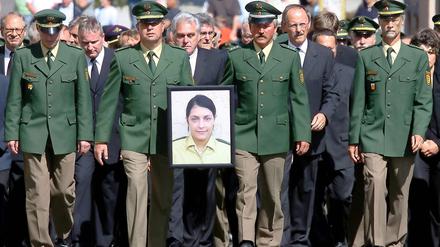 30.04.2007: Polizisten trauern um ihre ermordete Kollegin Michele Kiesewetter.