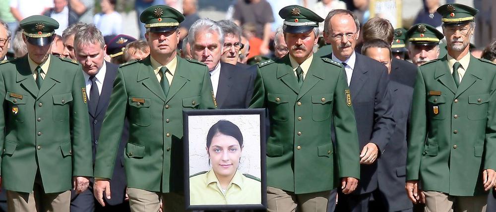 30.04.2007: Polizisten trauern um ihre ermordete Kollegin Michele Kiesewetter.