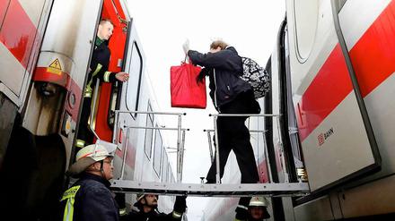 Die Reisenden steigen über eine Brücke in einen Ersatzzug um. 
