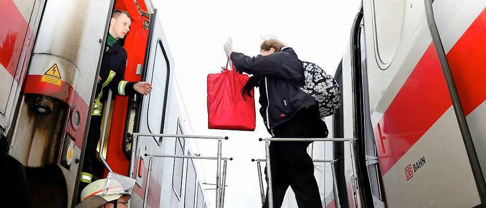 Die Reisenden steigen über eine Brücke in einen Ersatzzug um. 