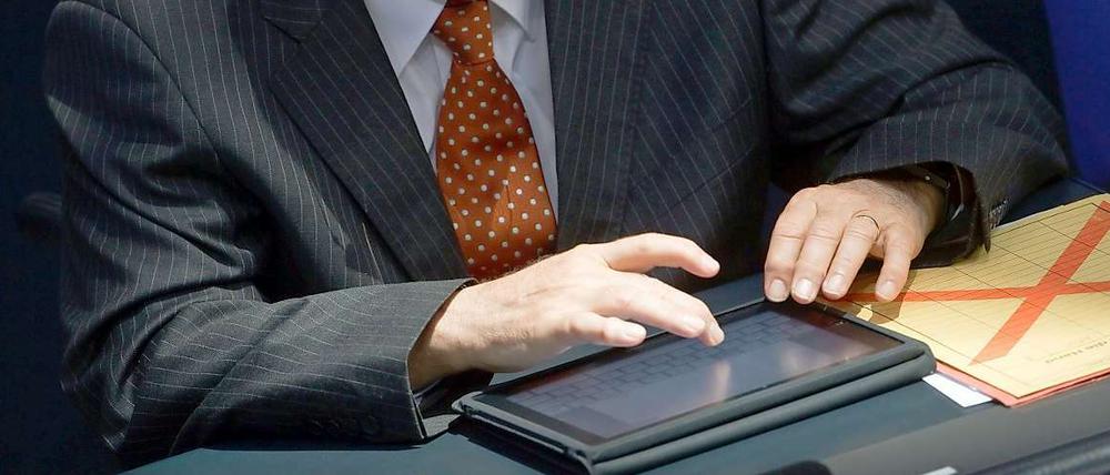Die Digitalisierung hält auch im Deutschen Bundestag Einzug: Immer mehr Minister und Abgeordnete nutzen Tablet-Computer - wie hier Bundesfinanzminister Wolfgang Schäuble. 