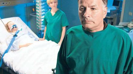 Chefarzt unter Druck. Dr. Heilmann (Thomas Rühmann) schweigt, Kollegin Globisch (Andrea Kathrin Loewig) rätselt.Foto: ARD