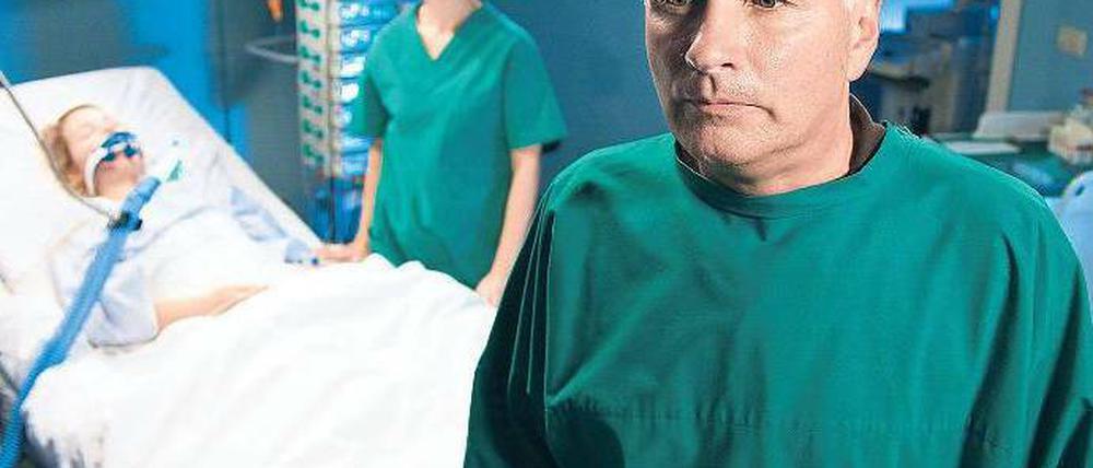 Chefarzt unter Druck. Dr. Heilmann (Thomas Rühmann) schweigt, Kollegin Globisch (Andrea Kathrin Loewig) rätselt.Foto: ARD