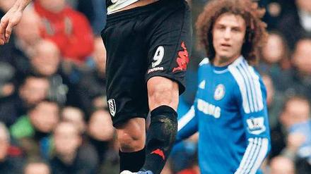 Hohe Fußballkunst. Orlando Sa (l.) und seine Fulhamer Kollegen bereiteten Chelsea (r.: Luiz) unerwartet große Probleme. Foto: rtr