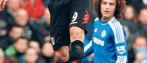 Hohe Fußballkunst. Orlando Sa (l.) und seine Fulhamer Kollegen bereiteten Chelsea (r.: Luiz) unerwartet große Probleme. Foto: rtr