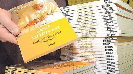 „Gott ist die Liebe“ bietet der Weltbild-Verlag an – aber auch Titel wie das „Schlampen-Internet“. Das behagt der Kirche nicht. Foto: dpa