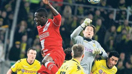 Mit letzter Kraft. Die Dortmunder stemmten sich gegen das Pokal-Aus, in Unterzahl konnten sie sich auch im Elfmeterschießen auf Torwart Roman Weidenfeller verlassen. Foto: Reuters