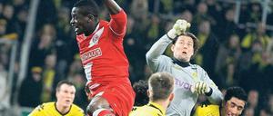 Mit letzter Kraft. Die Dortmunder stemmten sich gegen das Pokal-Aus, in Unterzahl konnten sie sich auch im Elfmeterschießen auf Torwart Roman Weidenfeller verlassen. Foto: Reuters