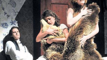 Streicheleinheiten. Onegin (Tilman Strauß) mit den Schwestern Tatjana und Olga Larin (Eva Meckbach und Luise Wolfram). Foto: J. Fieguth