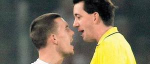 Gegenüberstellung. Schiedsrichter Manuel Gräfe und Kölns Lukas Podolski beim Freitagsspiel der Bundesliga.