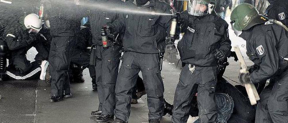 Gegenwehr. Die Polizei setzte massiv Pfefferspray ein. Foto: Jörg Carstensen/dpa