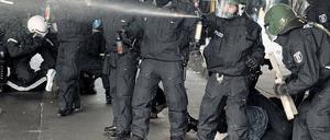 Gegenwehr. Die Polizei setzte massiv Pfefferspray ein. Foto: Jörg Carstensen/dpa