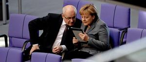 "Guck mal, ich hab hier was!" Angela Merkel und Volker Kauder beim Nichtzuhören.