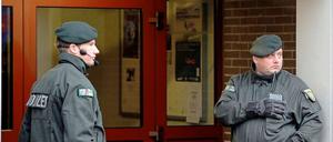 Polizisten vor dem Eingang eines Studentenwohnheims im Uni-Center in Bochum. Hier wurde kurz zuvor der Terrorverdächtige festgenommen.