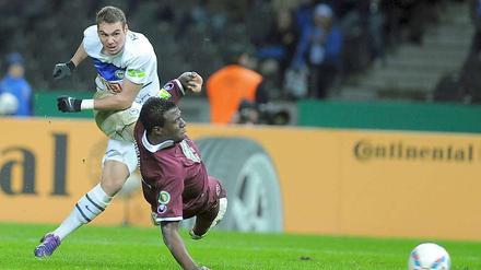 Der Herthaner Pierre-Michel Lasogga setzt sich gegen Ex-Herthaner Rodnei von Kaiserslautern durch und erzielt das 2:1.