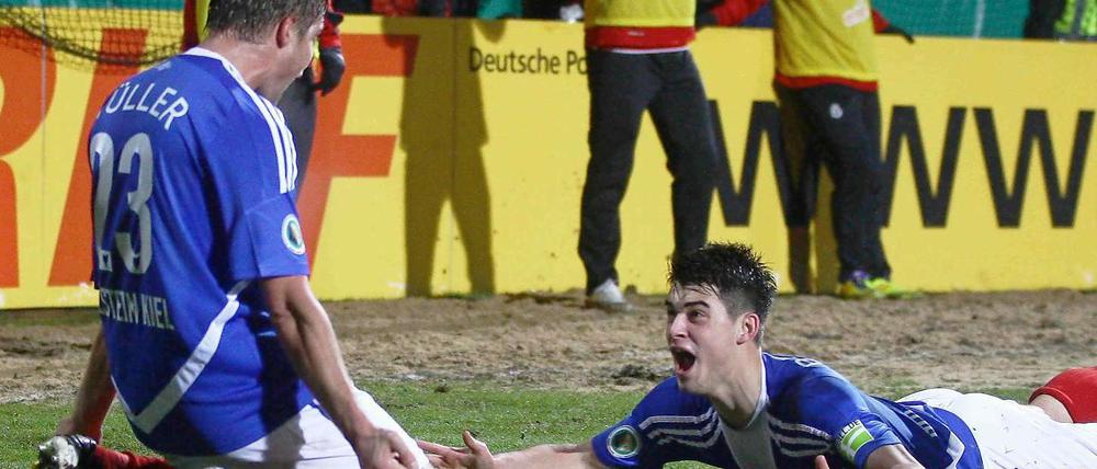 Kiels Steve Mueller (l.), Torschütze zum 2:0, jubelt zusammen mit Kiels Aaron Brezel.