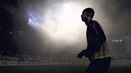 Düstere Aussichten. Am Freitag gingen die Nebelschwaden in Rostock auf das Konto der Unioner Fans – ausnahmsweise. Foto: dapd