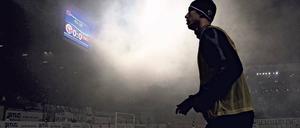 Düstere Aussichten. Am Freitag gingen die Nebelschwaden in Rostock auf das Konto der Unioner Fans – ausnahmsweise. Foto: dapd