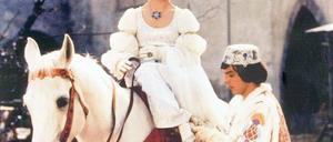 Da passt zusammen, was zusammenpassen muss. Der Prinz (Pavel Travnicek) zieht Aschenbrödel (Libuse Safrankova) den verlorenen Schuh an. Foto: WDR/Degeto