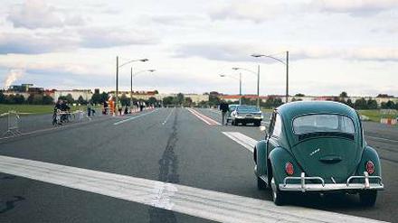 Landebahn als Landstraße. Für den Dreh wurden Laternen aufgestellt. Foto: Prost/dapd