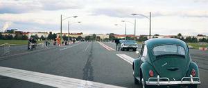 Landebahn als Landstraße. Für den Dreh wurden Laternen aufgestellt. Foto: Prost/dapd