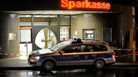 Die Polizei fahndet noch nach dem Bankräuber, der ohne Beute aus der Sparkassen-Filiale in Solingen flüchtete.