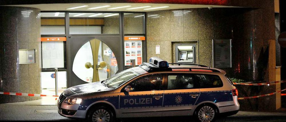 Die Polizei fahndet noch nach dem Bankräuber, der ohne Beute aus der Sparkassen-Filiale in Solingen flüchtete.