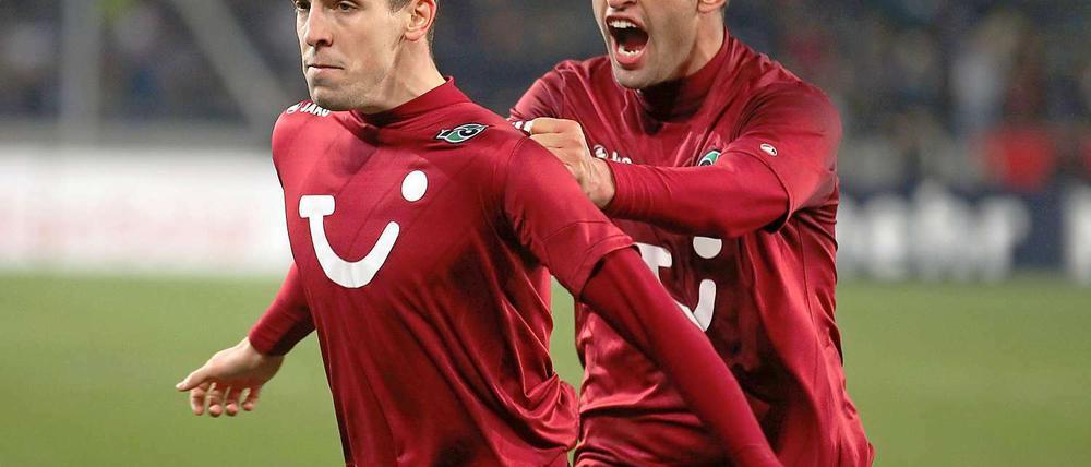 Jan Schlaudraff (l.) erzielte ein herrliches Tor zum 1:1-Ausgleich.