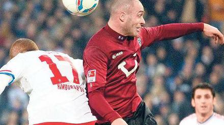 Nicht immer auf einer Höhe. Hannovers Christian Pander (rechts) und der Hamburger Gökhan Töre. Foto: dapd