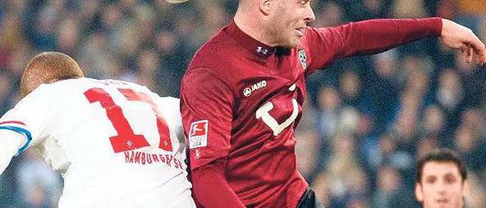 Nicht immer auf einer Höhe. Hannovers Christian Pander (rechts) und der Hamburger Gökhan Töre. Foto: dapd