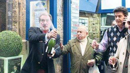 Korken knallen. Drei Männer feiern ihren vierten Preis (Losnummer 12 249) bei der traditionellen spanischen Weihnachtslotterie. Jedes Los dieser Nummer gewinnt 200 000 Euro. Insgesamt wurden diesmal mehr als zwei Milliarden Euro ausgeschüttet. Foto: dpa