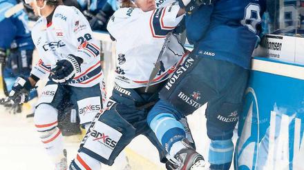 Wie ein Profi. Normalerweise spielt der 19-jährige Vincent Schlenker (l.) in der Berliner Oberliga, hier zeigt er aber wenig Respekt vor dem Hamburger Brett Engelhardt. Foto: Fishing4