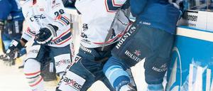Wie ein Profi. Normalerweise spielt der 19-jährige Vincent Schlenker (l.) in der Berliner Oberliga, hier zeigt er aber wenig Respekt vor dem Hamburger Brett Engelhardt. Foto: Fishing4