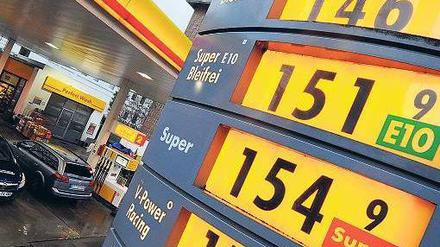 Spritcasino. Derzeit ändern Tankstellen rund 25 Mal die Woche ihre Preise – um bis zu 14 Cent je Liter, sagen Marktbeobachter. Foto: dpa