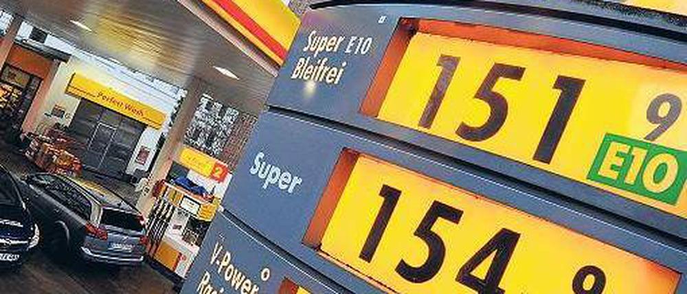 Spritcasino. Derzeit ändern Tankstellen rund 25 Mal die Woche ihre Preise – um bis zu 14 Cent je Liter, sagen Marktbeobachter. Foto: dpa