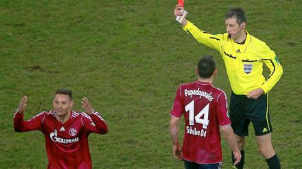 Theatralischer Abgang. Jermaine Jones (l.) gibt nach Gelb-Rot noch das Opfer.