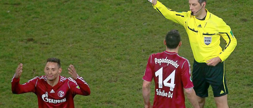 Theatralischer Abgang. Jermaine Jones (l.) gibt nach Gelb-Rot noch das Opfer.