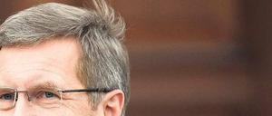 Blick nach vorn. Christian Wulff gibt einen Fehler zu. Dann soll es so weitergehen wie bisher. Foto: Robert Schlesinger(dpa