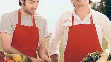 Mit Hut. Tarik Tara (rechts) veralbert im seichten Spot Onkel Hipp. 