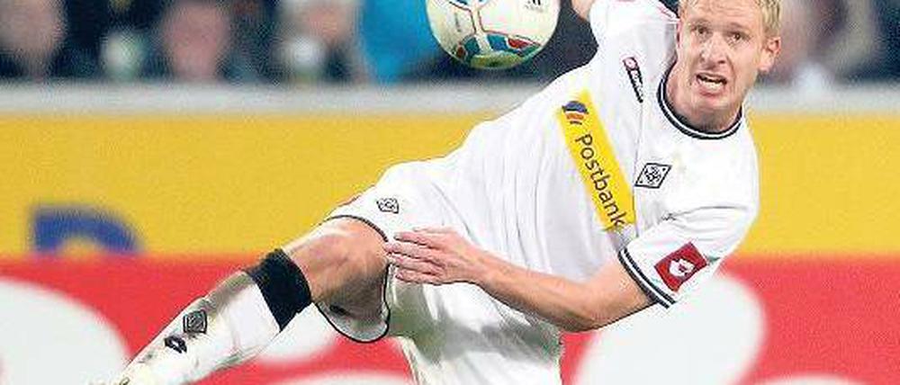 Passt ganz hervorragend. Gladbachs Mike Hanke glänzt in seiner neuen Rolle. Foto: dpa