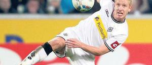 Passt ganz hervorragend. Gladbachs Mike Hanke glänzt in seiner neuen Rolle. Foto: dpa