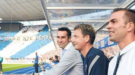 Zwischen den Fronten. Rainer Widmayer (M.), ein Vertrauter Markus Babbels (r.), erhält nun Anweisungen von Michael Preetz.