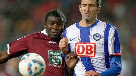 Geburtstagskind Andre Mijatovic (r.) begann die Begegnung auf der Ersatzbank, kam jedoch bereits in der ersten Hälfte aufgrund einer Verletzung von Mike Franz ins Spiel.