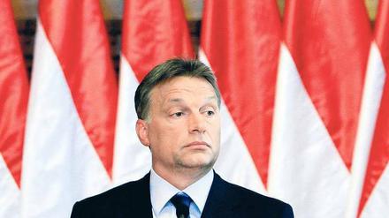 Geschwächt oder unbeeindruckt? Ungarns Ministerpräsident Viktor Orban muss sein umstrittenes Mediengesetz überarbeiten. Seine Partei hat im Parlament eine Zwei-Drittel-Mehrheit – bisher hat er auf Kritik von Oppositionellen und der EU darum nicht viel gegeben. Foto: Bernadett Szabo/Reuters