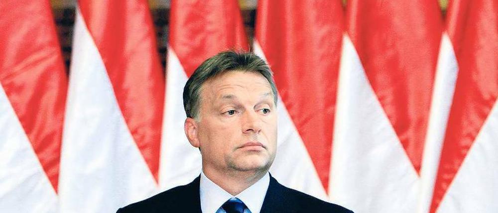 Geschwächt oder unbeeindruckt? Ungarns Ministerpräsident Viktor Orban muss sein umstrittenes Mediengesetz überarbeiten. Seine Partei hat im Parlament eine Zwei-Drittel-Mehrheit – bisher hat er auf Kritik von Oppositionellen und der EU darum nicht viel gegeben. Foto: Bernadett Szabo/Reuters